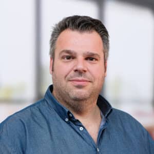 Steven Verbeek, trainer en directeur bij OEEC, portretfoto met professionele en betrokken uitstraling