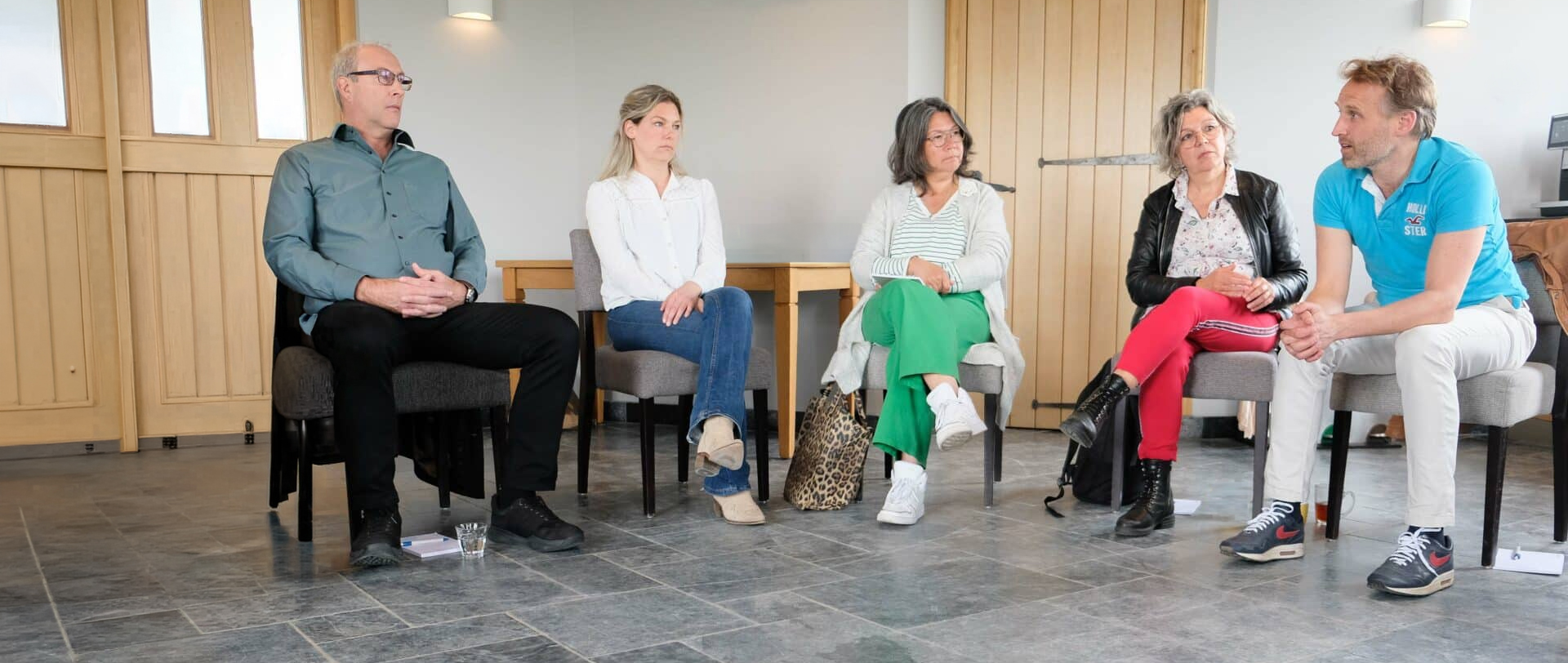 Intervisiebegeleiding in een kleine groep in gesprek